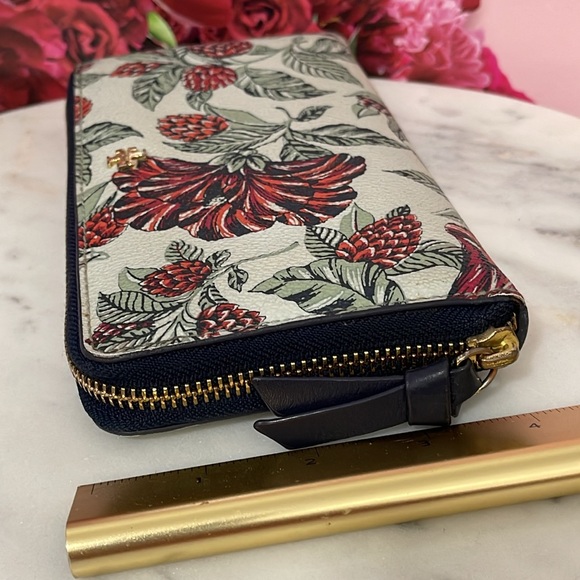 Tory Burch Zip Continental wallet - Sage color - GUC 🎁 - Picture 12 of 12